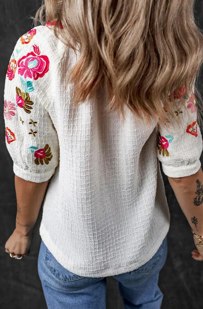 EMBROIDERED BLOUSE W/ PUFF SLEEVE